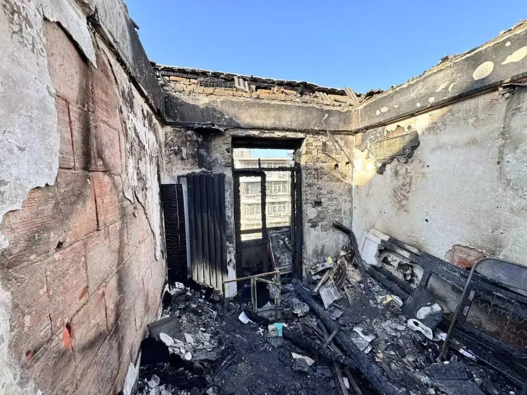 一枚烟头引发大火，居民紧急转移，肇事者刑拘！“被深深地教训了”