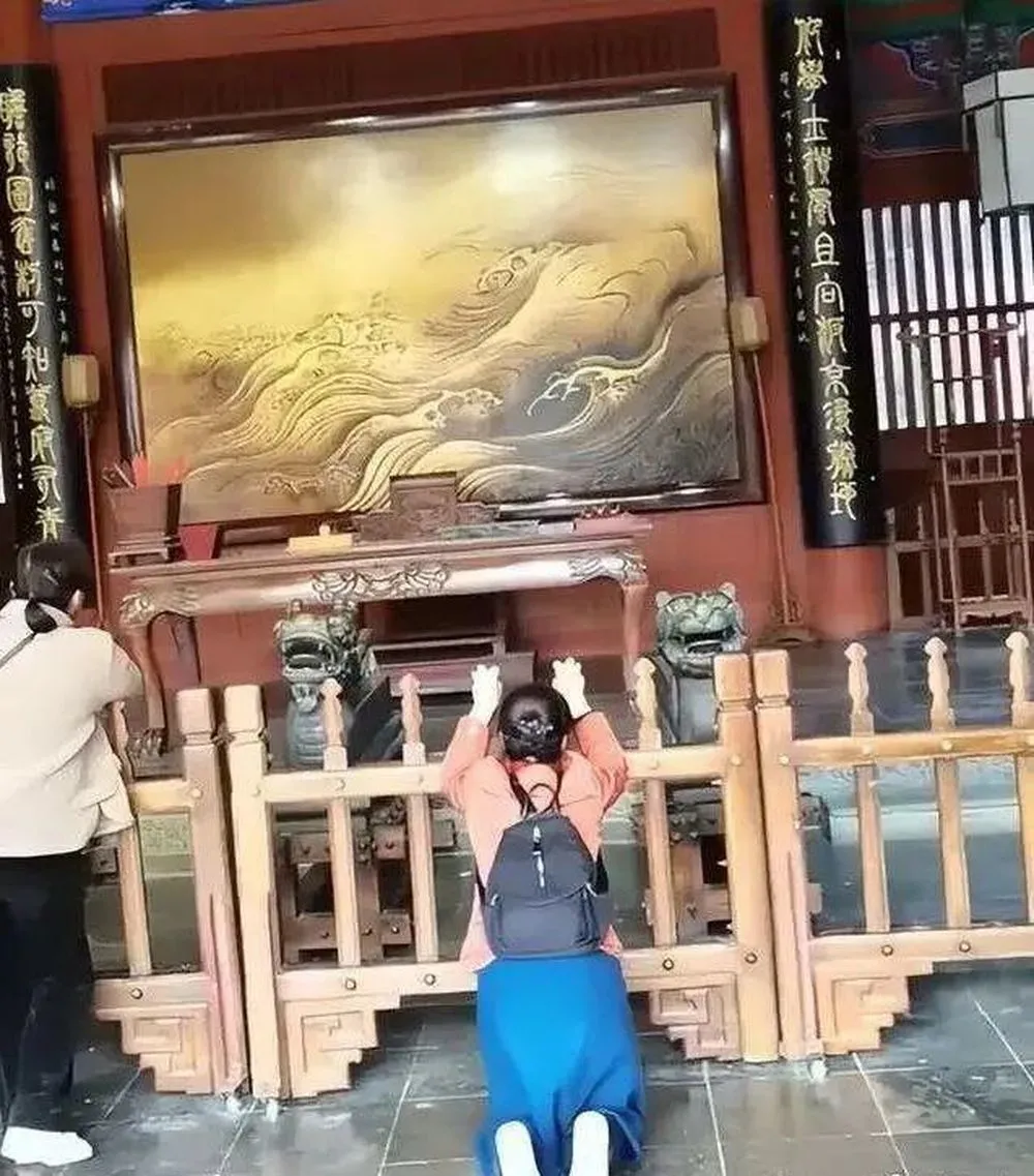 开封“女子痛哭，包公祠暂停开放”