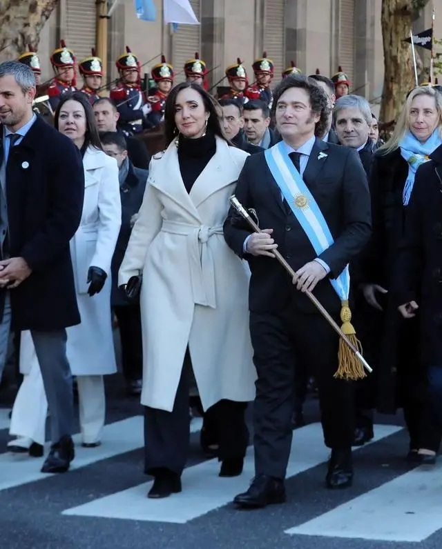 阿根廷48岁女副总统惊艳了！挽着米莱的手臂亮相，美貌与知性并存