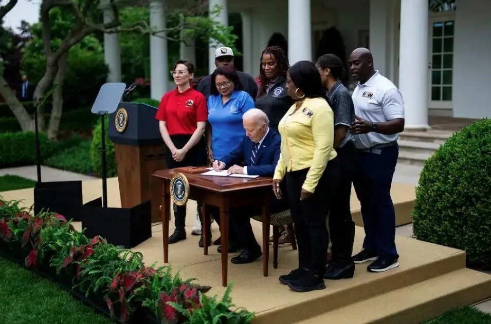 拜登签署对华加征关税文件被7个人注视着，这张照片，意味深长