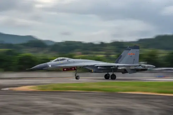 20架次解放军军机在台海周边活动，“呈西、南、东三面包夹态势”