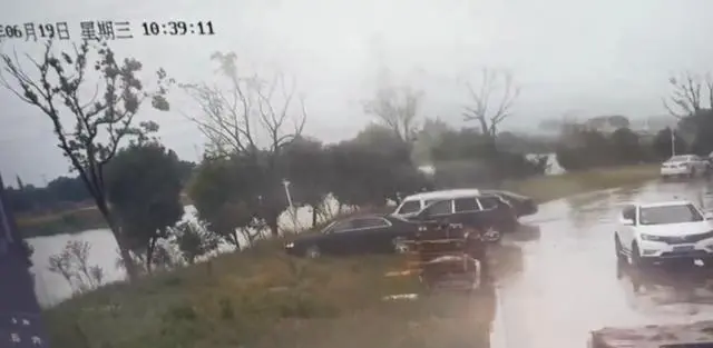江苏一车主停车离开数分钟后，百万宾利轿车“自行启动”冲进河中