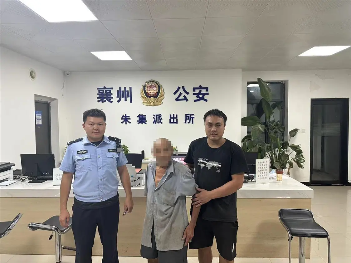 七旬老人记不清回家路，警察帮忙找到他的家人