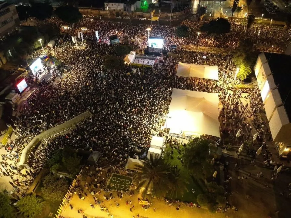 “内塔尼亚胡判了人质死刑，上街抗议让国家颤抖吧”