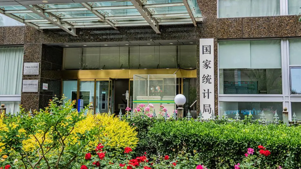 9月不含在校生的16-24岁劳动力失业率为17.6%，结束连续两个月上升趋势